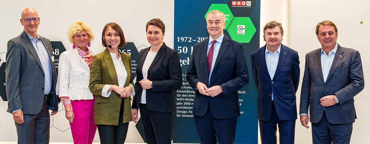 v.l.: WKNÖ-Direktor Johannes Schedlbauer, WKNÖ-Direktor-Stv. Alexandra Höfer, Keynote-Speakerin Christiane Varga, WIFI NÖ-Institutsleiterin Michaela Vorlaufer, WKNÖ-Vizepräsident und WIFI NÖ-Institutsvorstandsvorsitzender Christian Moser, Keynote-Speaker Andreas Salcher und WKNÖ-Präsident Wolfgang Ecker beim WIFI NÖ Zukunftsforum. Foto: Josef Bollwein /images/Gruppenfoto_WIFI Zukunftsforum_c_Bollwein_Josef.jpg